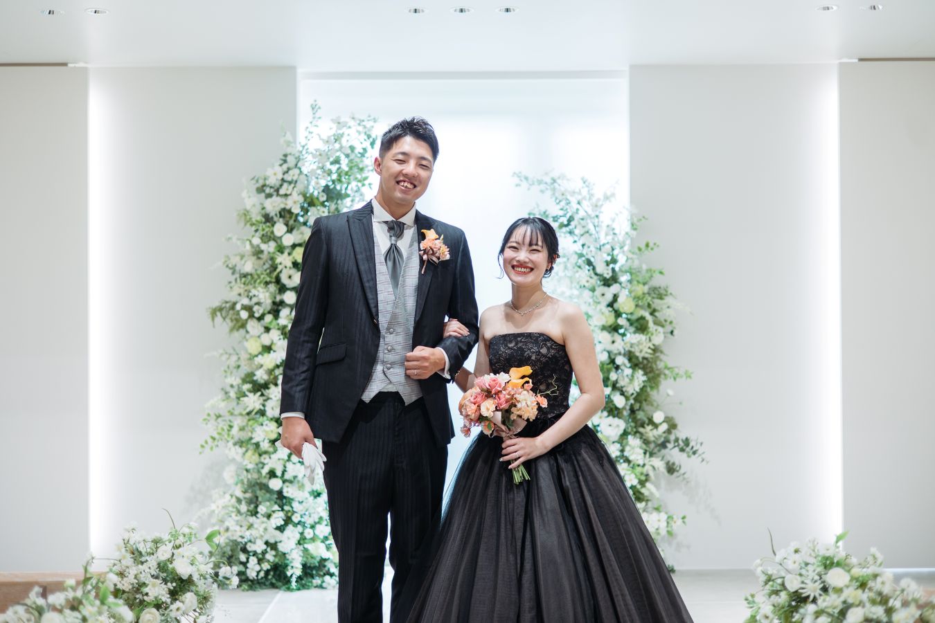 小さな結婚式 松山チャペルで挙げられたお客様の結婚式写真　お色直ししたブラックドレスでお写真を撮る新郎新婦様