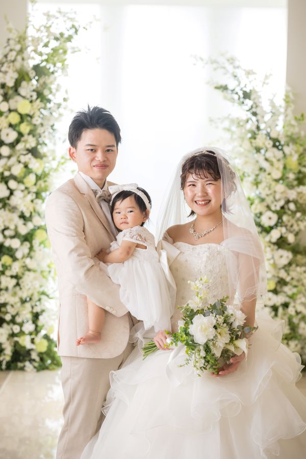 小さな結婚式 松山チャペルで挙げられたお客様の結婚式写真　お子様もご機嫌で新郎新婦様も素敵な笑顔