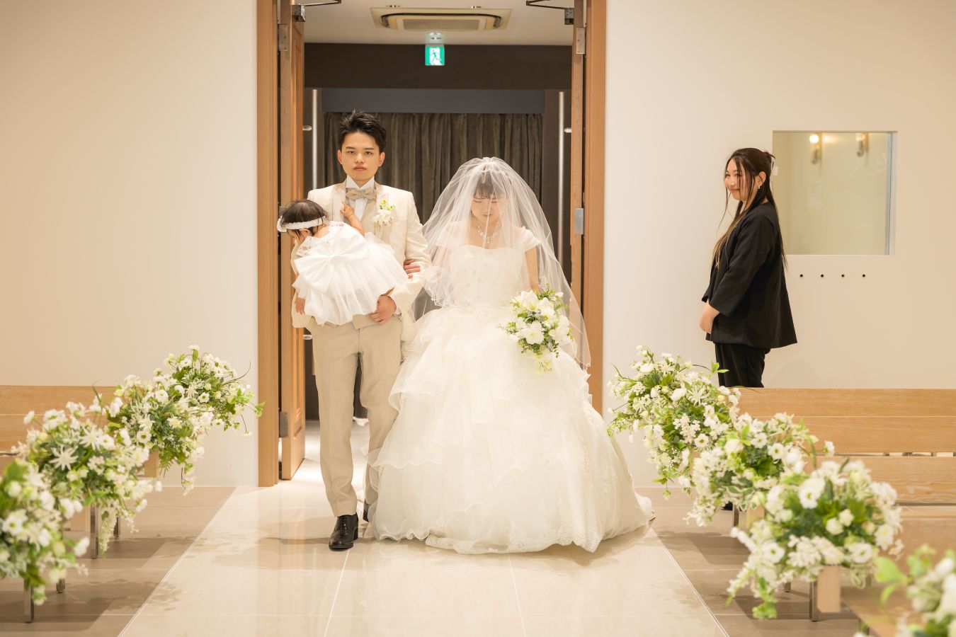 小さな結婚式 松山チャペルで挙げられたお客様の結婚式写真　入場は3人で、お子様もご一緒だと緊張感も少し和らぎます