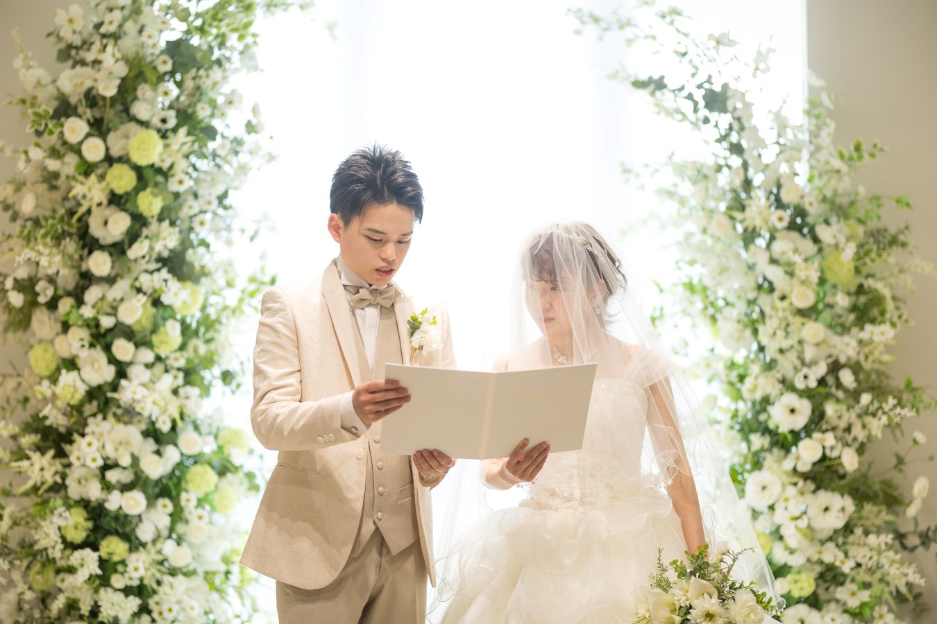 小さな結婚式 松山チャペルで挙げられたお客様の結婚式写真　誓いの言葉を読む新郎新婦様