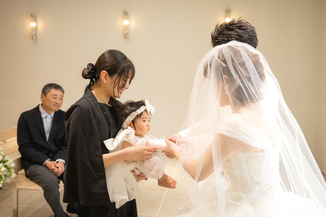 小さな結婚式 松山チャペルで挙げられたお客様の結婚式写真　指輪を運んでくれたのはお二人のお子様！とても上手に運んでくれました。