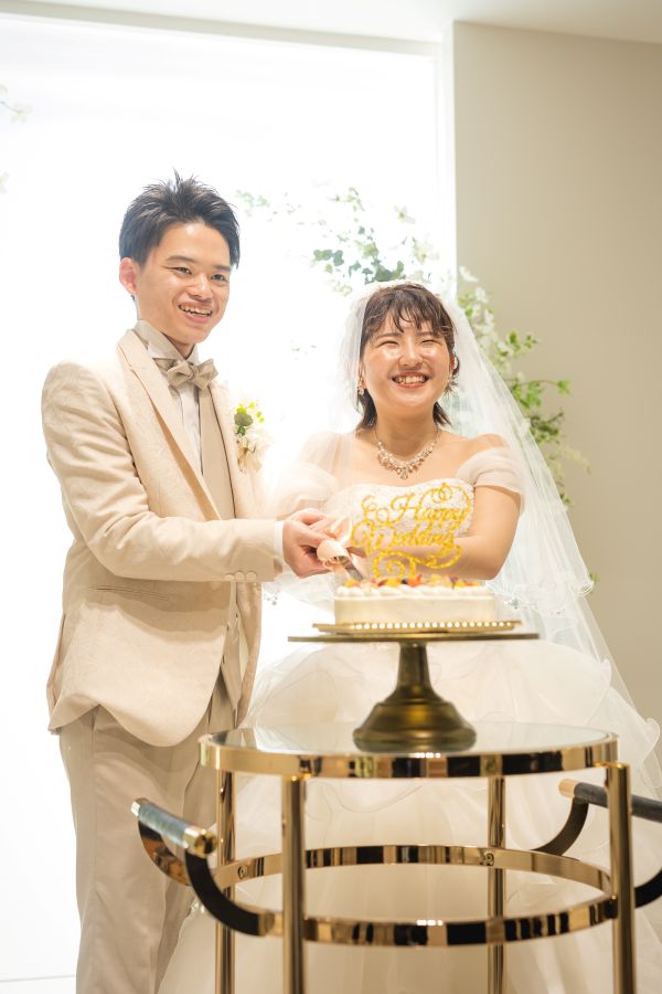 小さな結婚式 松山チャペルで挙げられたお客様の結婚式写真　ケーキ入刀をする笑顔の新郎新婦様