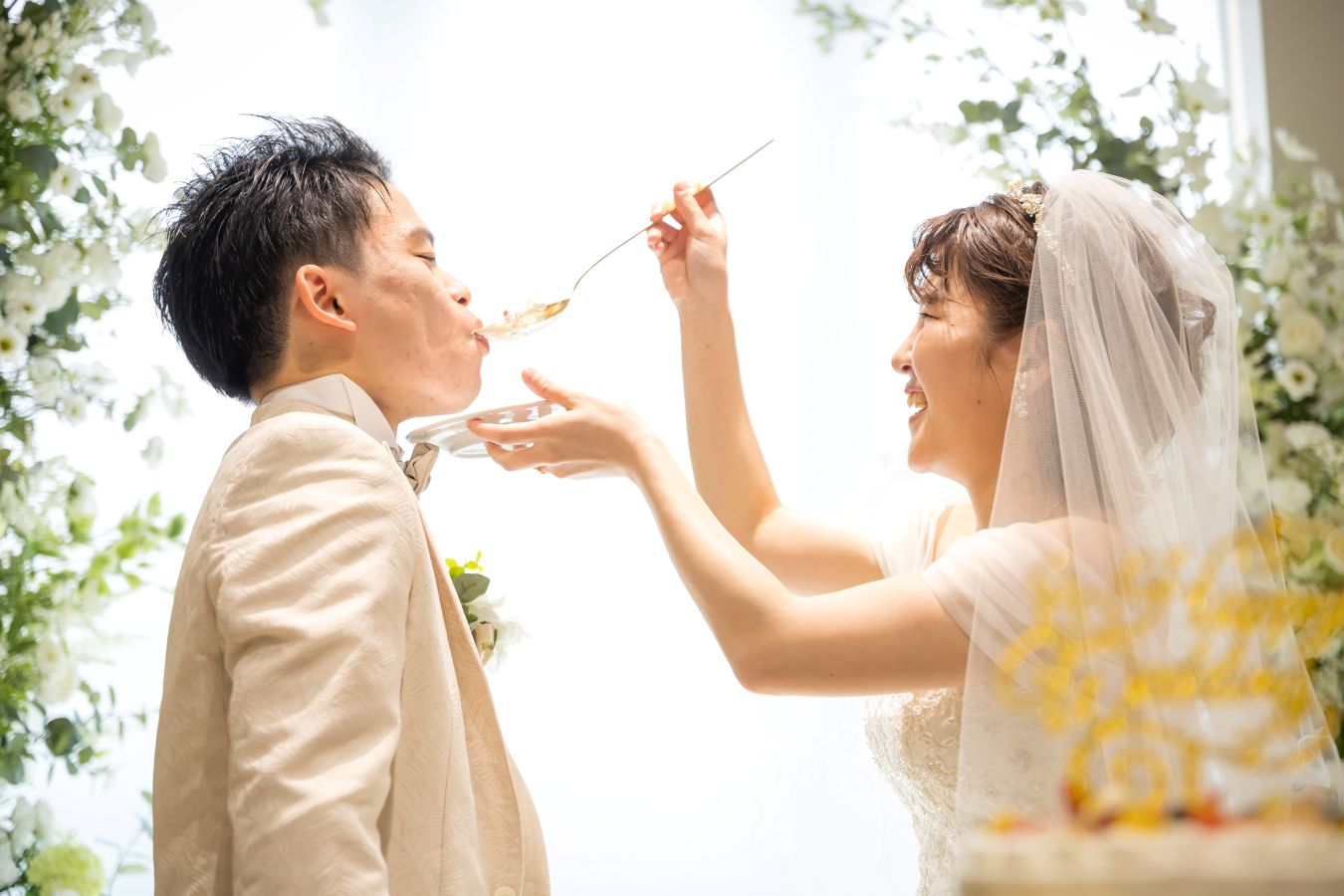 小さな結婚式 松山チャペルで挙げられたお客様の結婚式写真　ビックスプーンでファーストバイトをする新郎新婦様