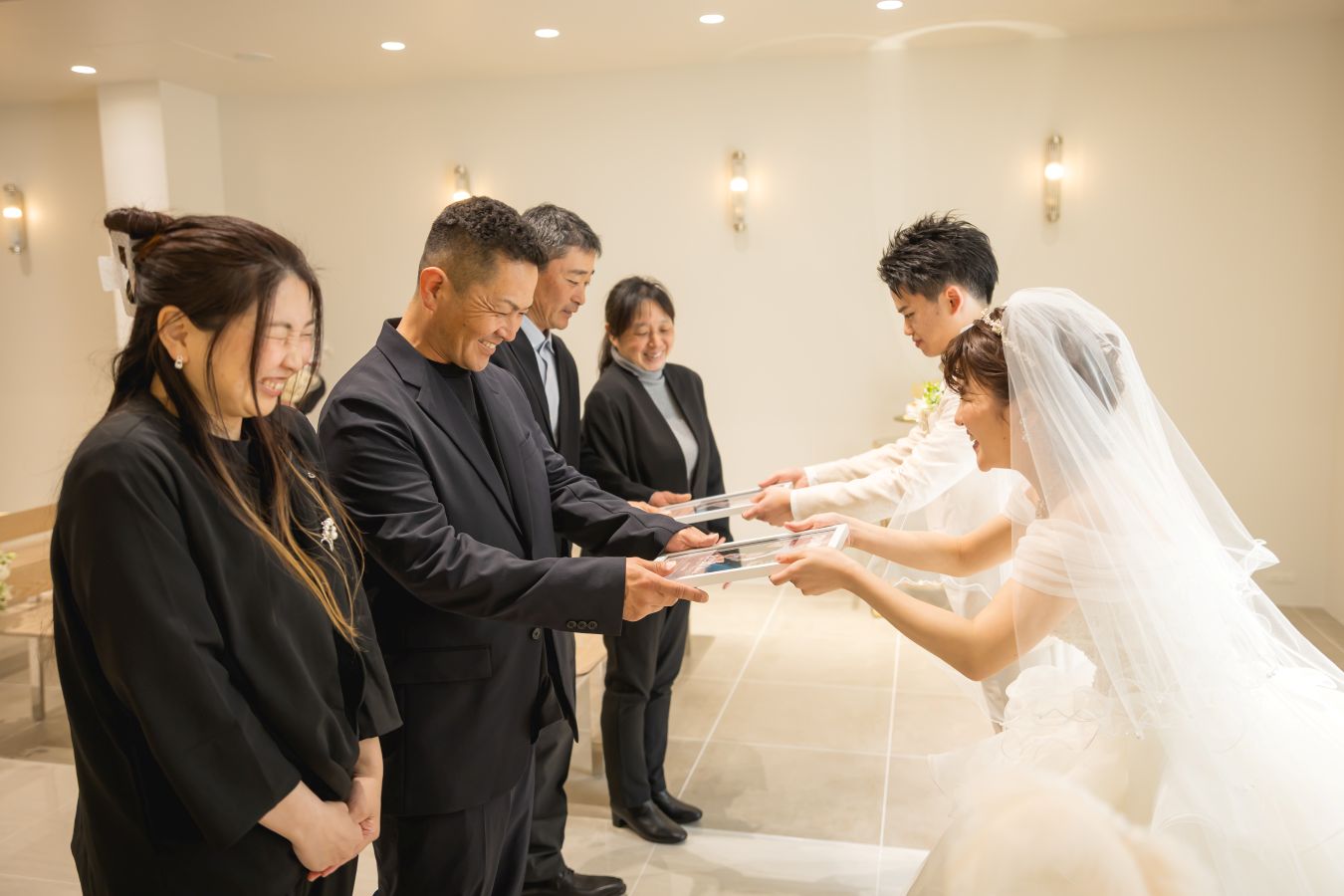 小さな結婚式 松山チャペルで挙げられたお客様の結婚式写真　ご両親様に感謝の記念をお送りする新郎新婦様