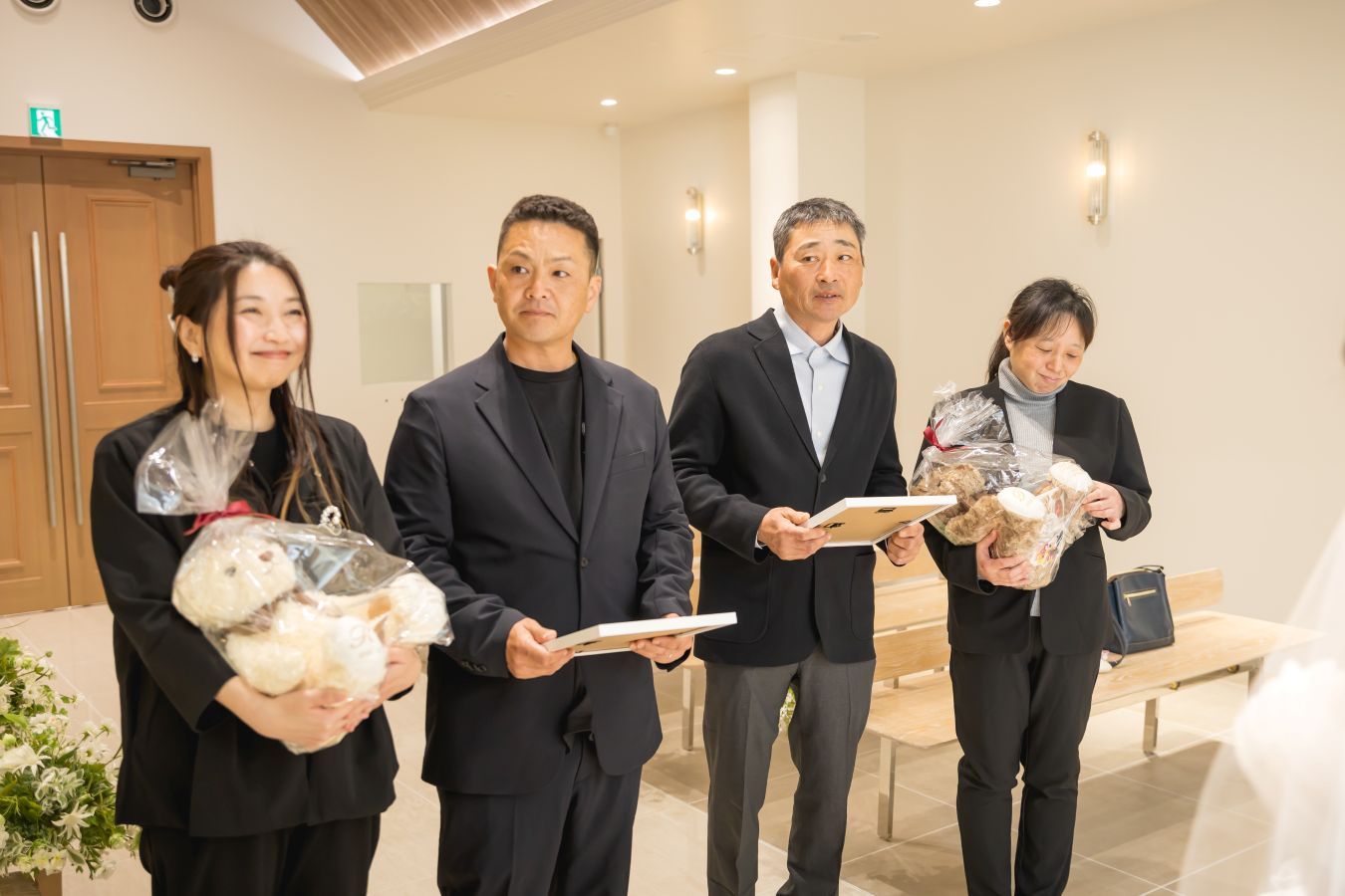 小さな結婚式 松山チャペルで挙げられたお客様の結婚式写真　記念品を受け取ったご両親様