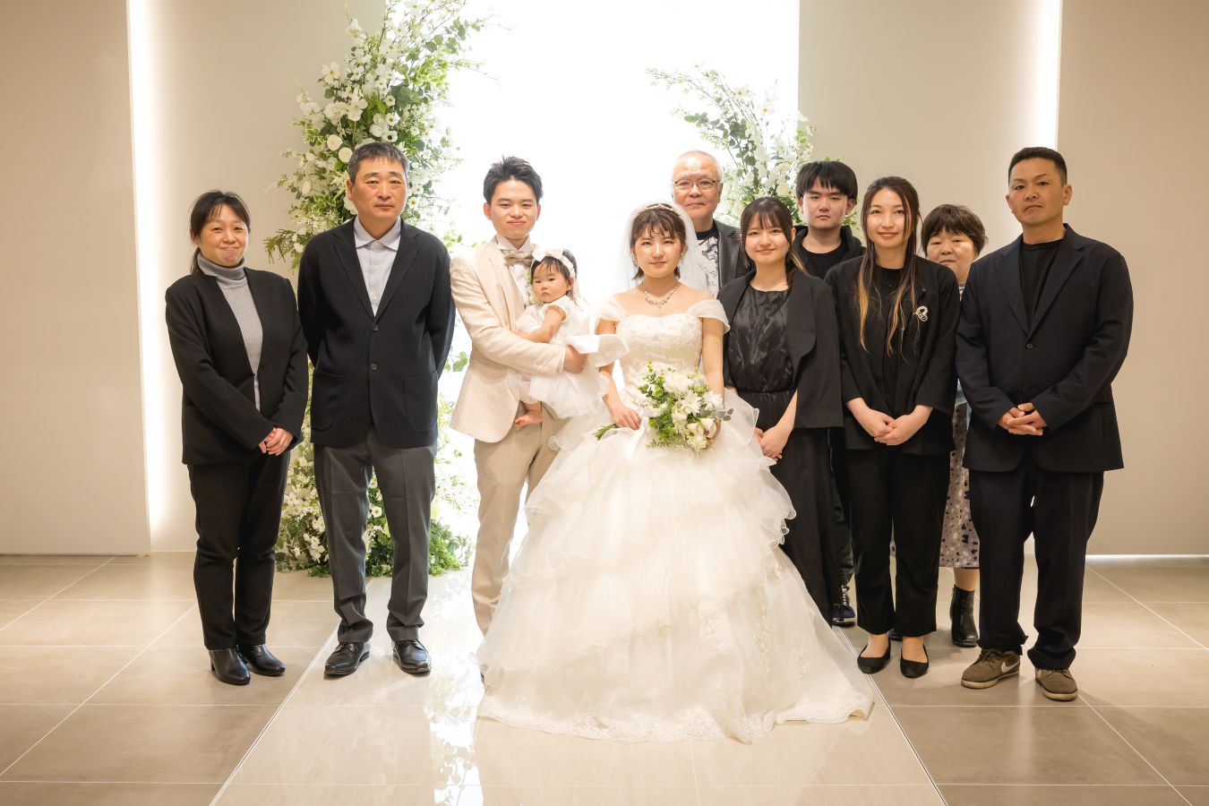 小さな結婚式 松山チャペルで挙げられたお客様の結婚式写真　お写真タイムでご家族様と集合写真を撮る新郎新婦様