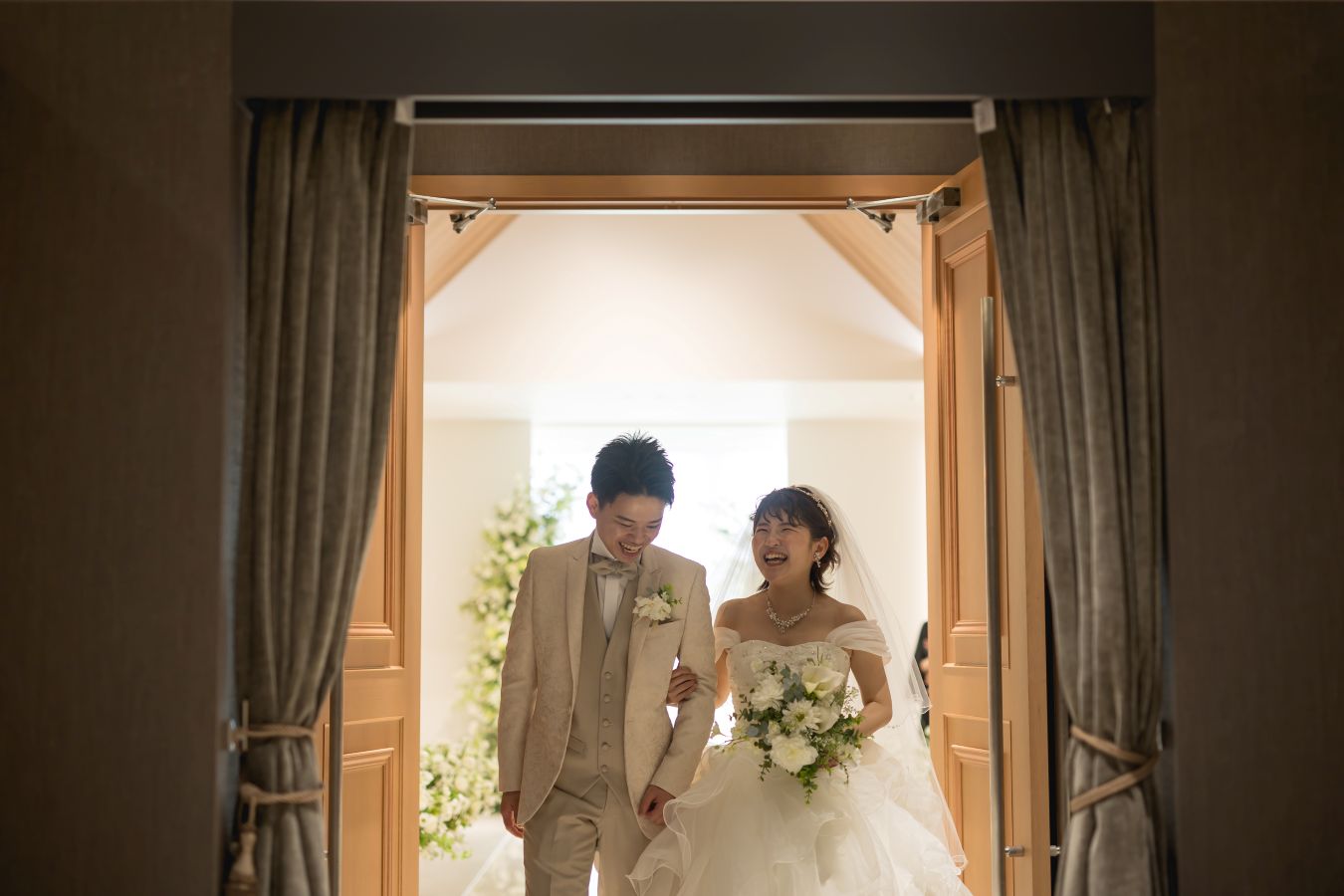 小さな結婚式 松山チャペルで挙げられたお客様の結婚式写真　最高の笑顔で退場する新郎新婦様