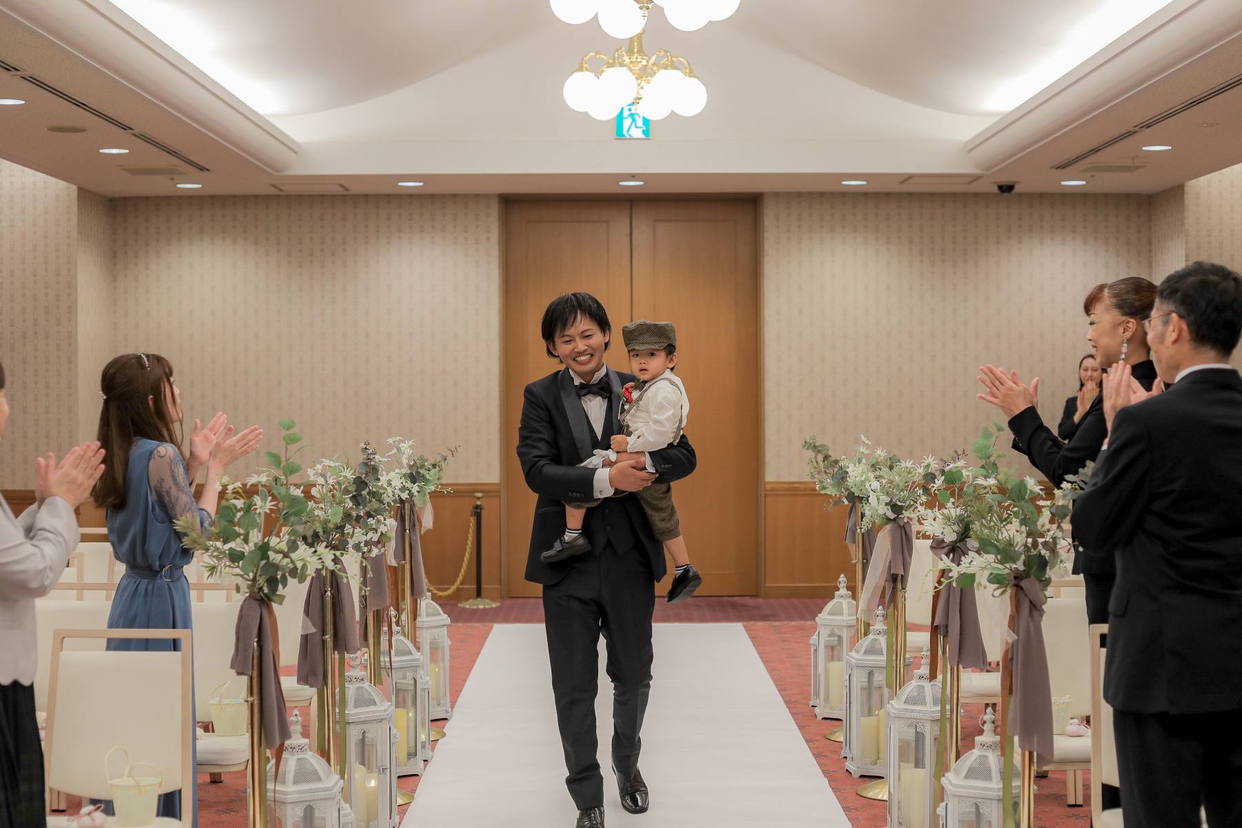 新郎とお子様の入場