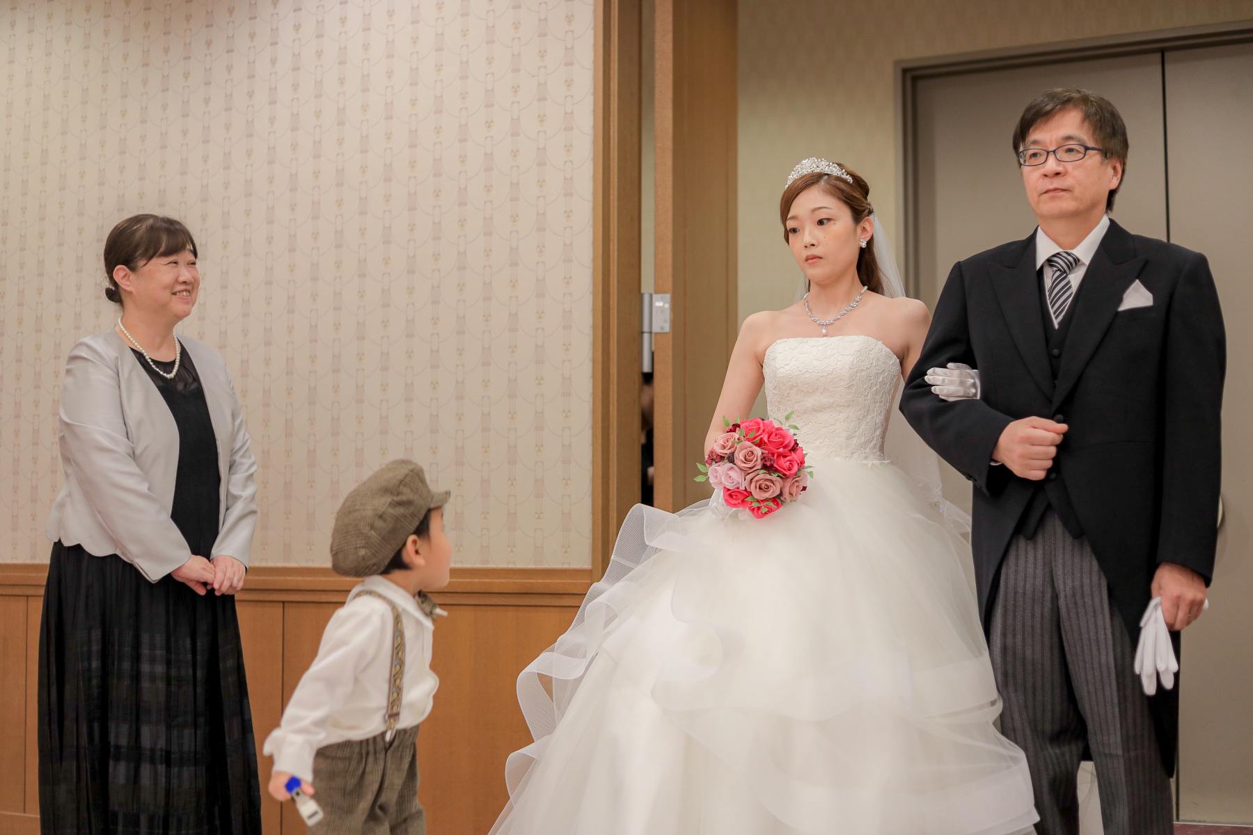 新婦お父様のエスコートでご入場