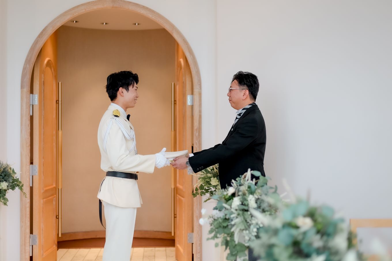 尊敬するお父様から制帽を受け取るご新郎様