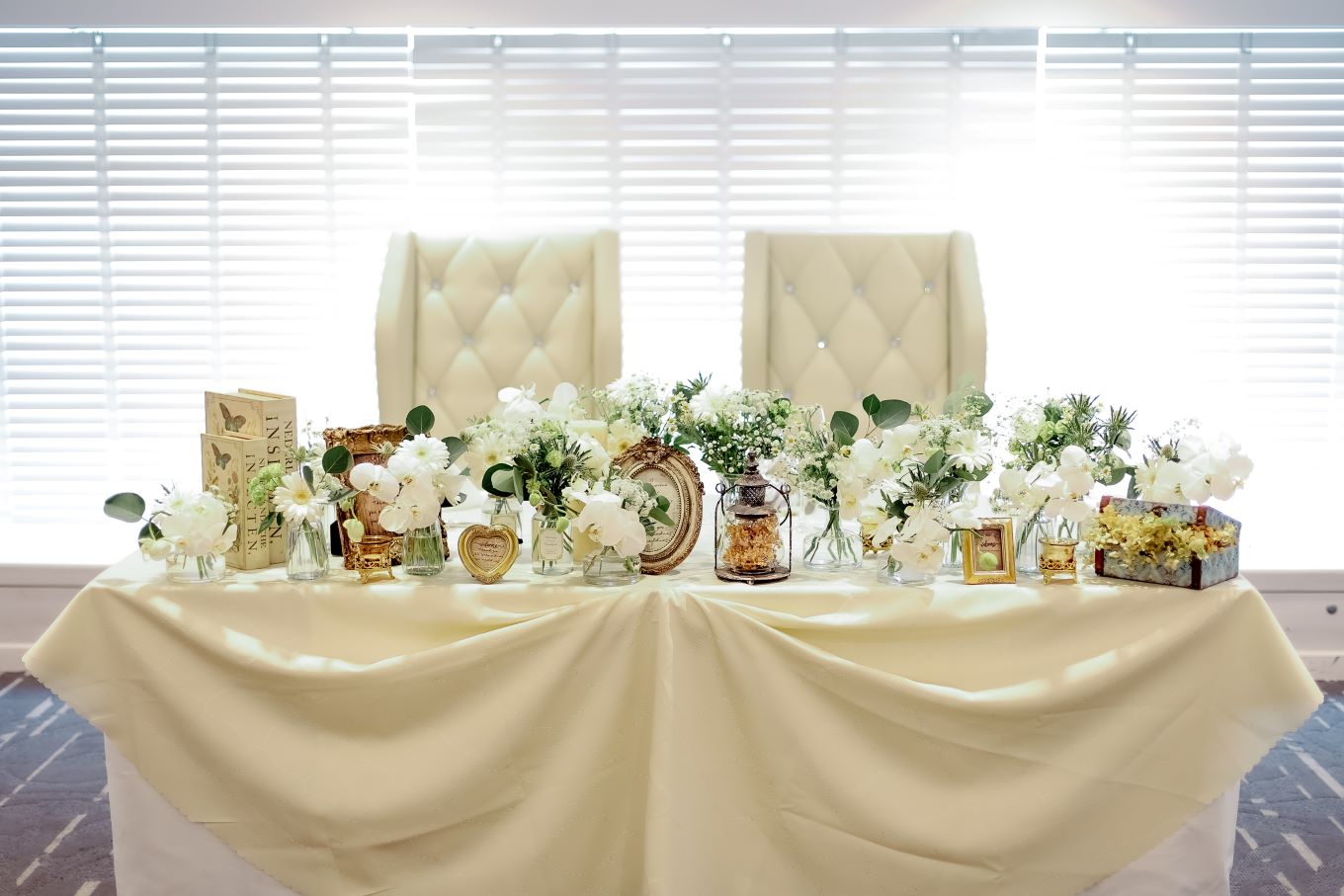 主役のお席　メインテーブルには沢山のお花