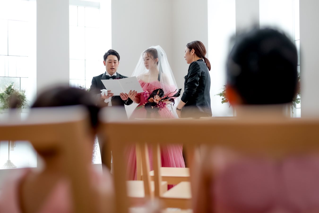 挙式のリハーサルを見守るお二人の可愛いお嬢様