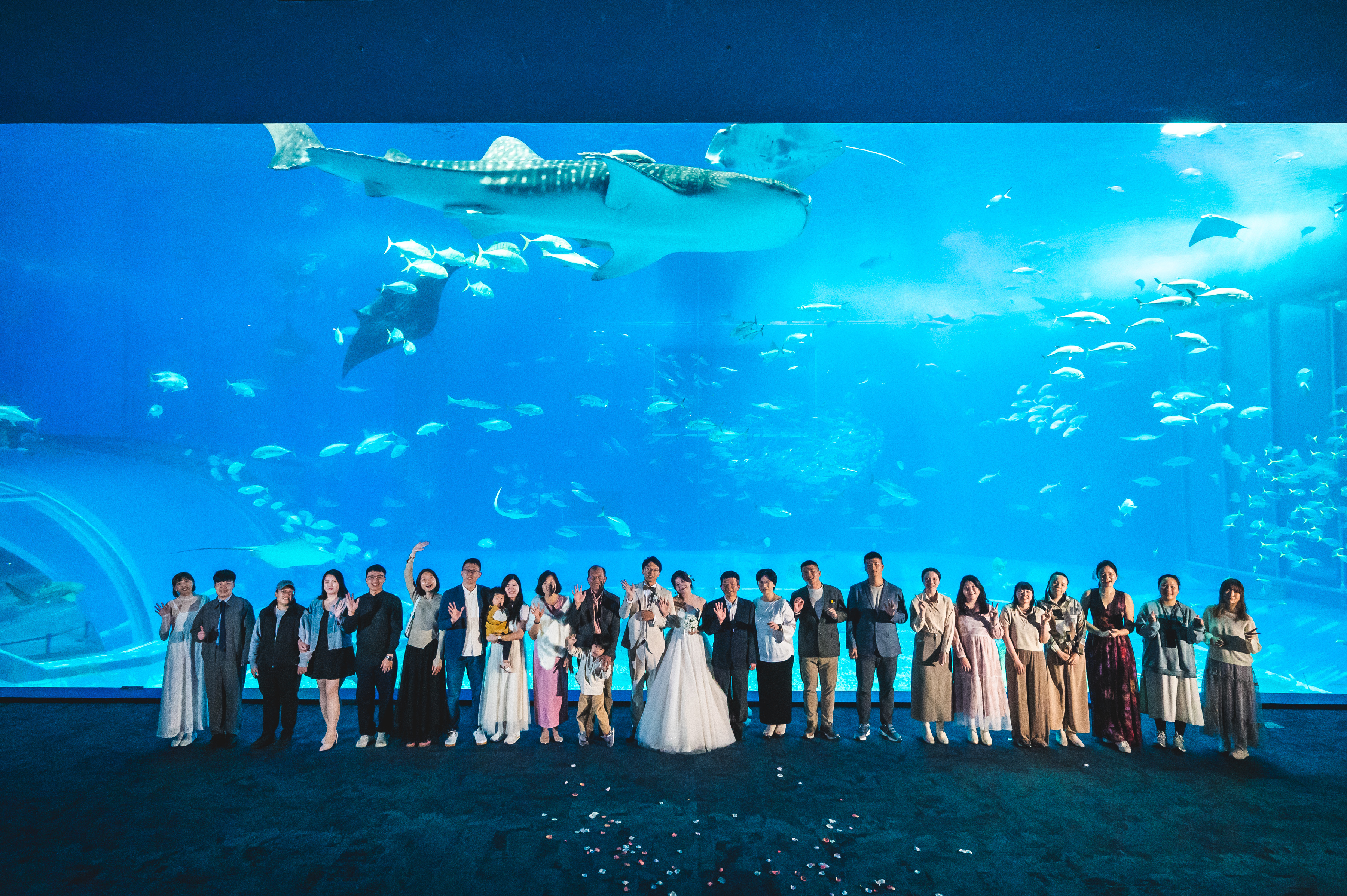 美ら海水族館　挙式後集合写真