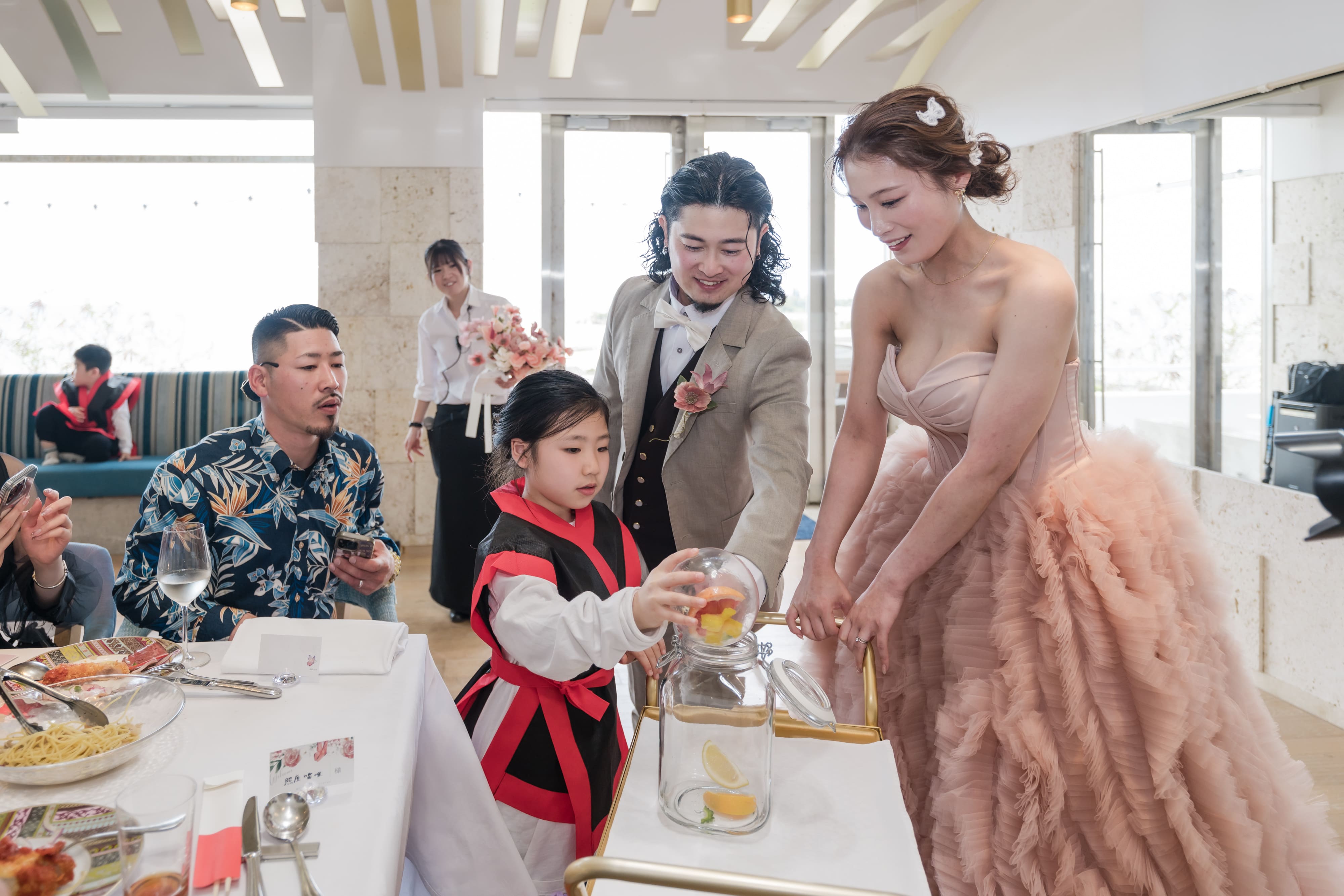 皆様の元へご挨拶しながら酒合わせの儀を