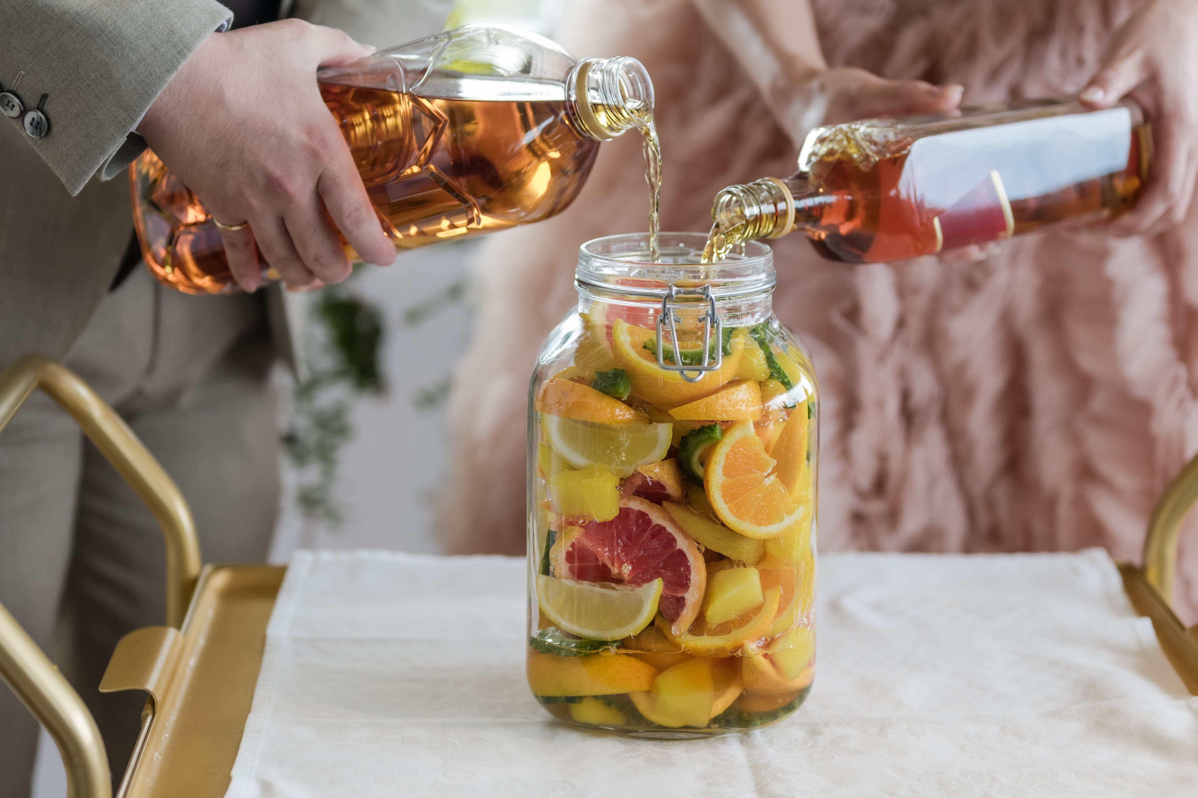 おふたりの好きなお酒を注いで完成。1か月後完成するお酒でまた皆様で乾杯できる、そんな素敵なセレモニーです