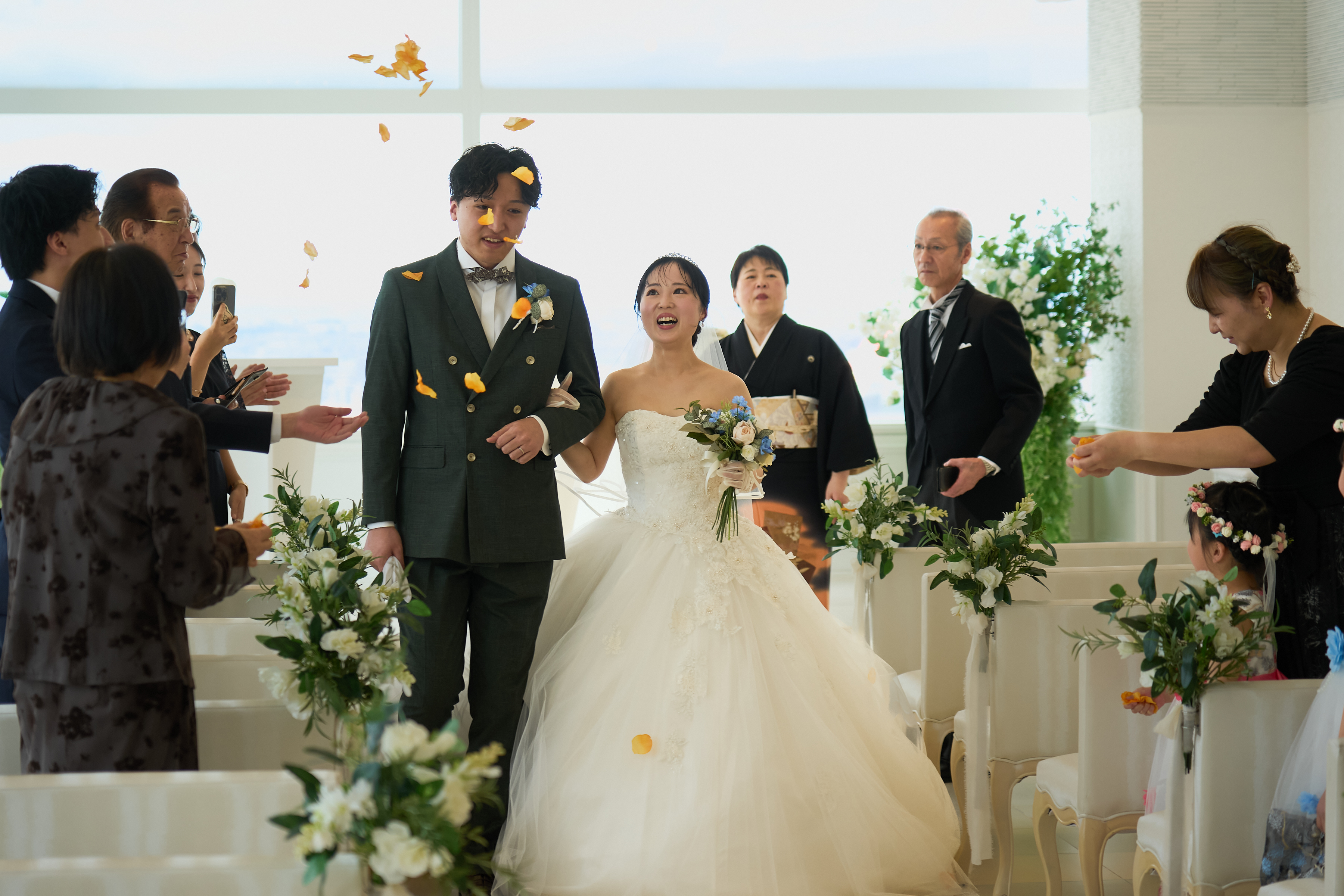 退場はフラワーシャワーで