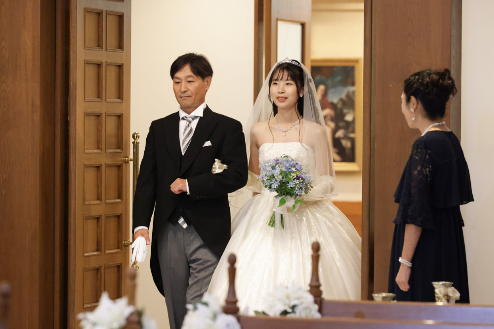 新婦はお父様にエスコートしていただいて入場