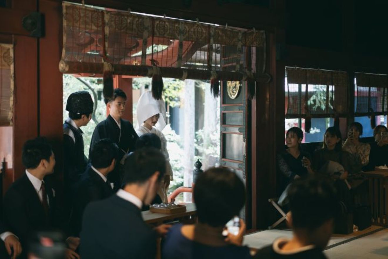 赤坂氷川神社で緊張した面持ちの神前式入場の新郎新婦様