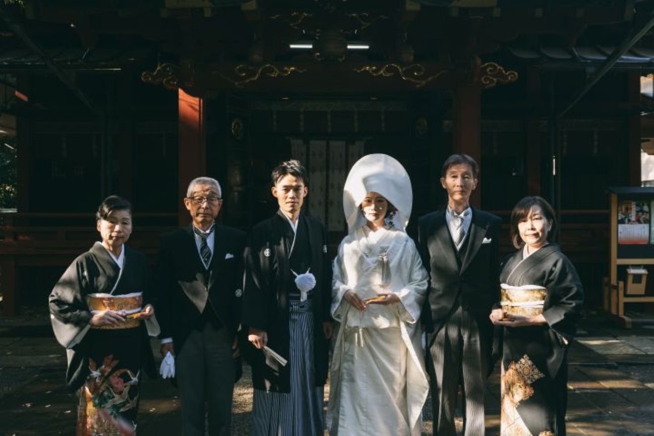 赤坂氷川神社で式後に親族様と集合写真を撮られる新郎新婦様