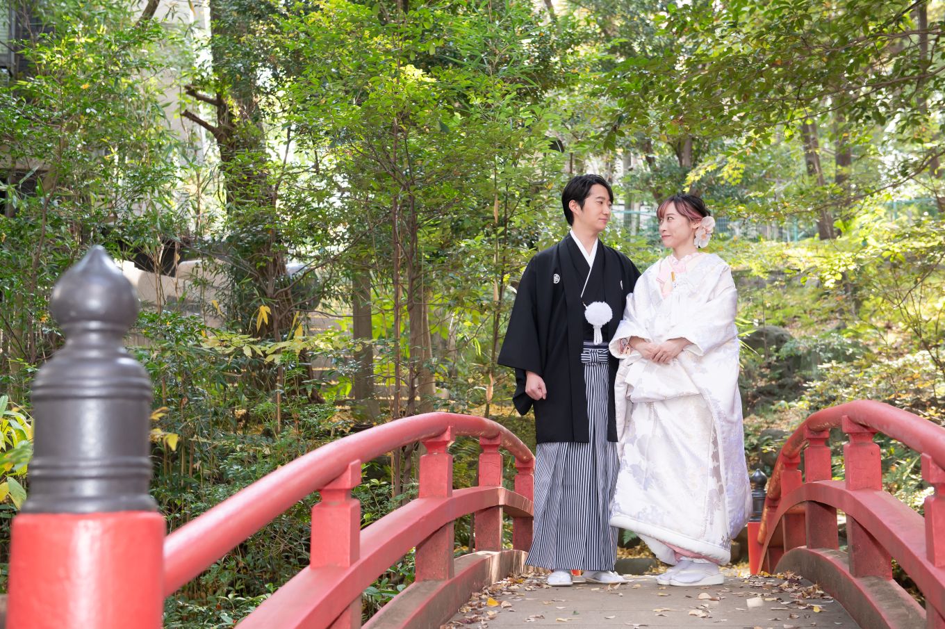 赤坂氷川神社の太鼓橋で撮影される新郎新婦様