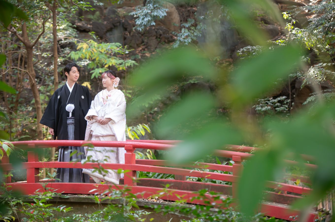 赤坂氷川神社の太鼓橋で撮影される新郎新婦様
