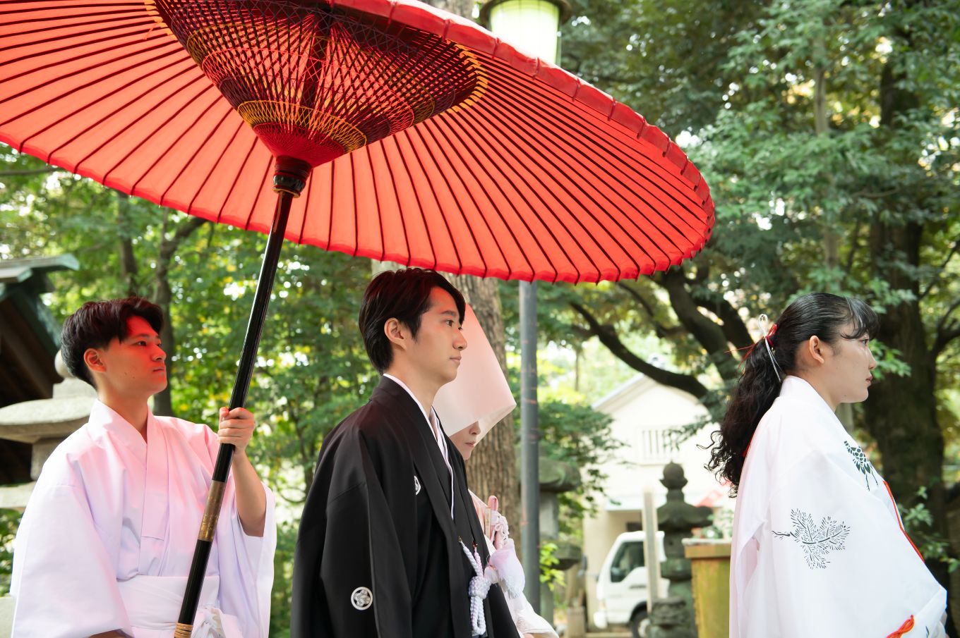 赤坂氷川神社にて雅楽の音色と一緒に入場される新郎新婦様