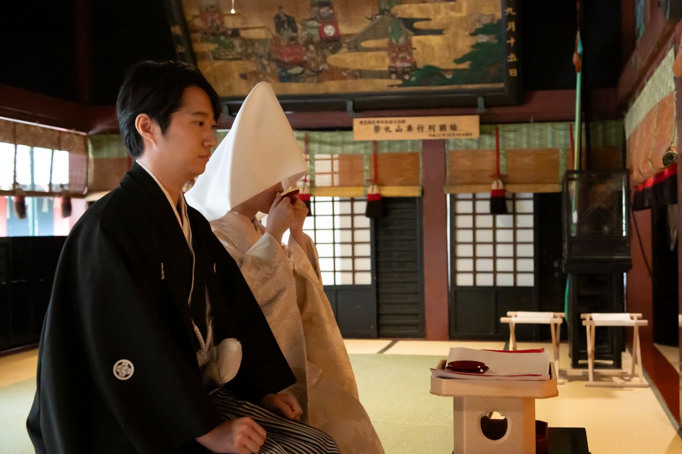 赤坂氷川神社にて三々九度をされる新郎新婦様