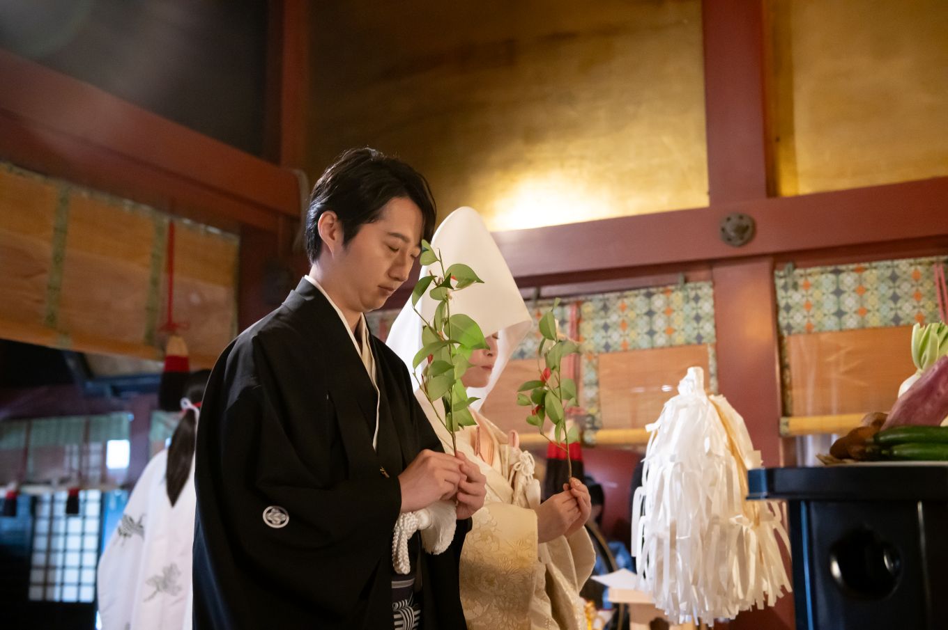 赤坂氷川神社にて念を込められる新郎新婦様