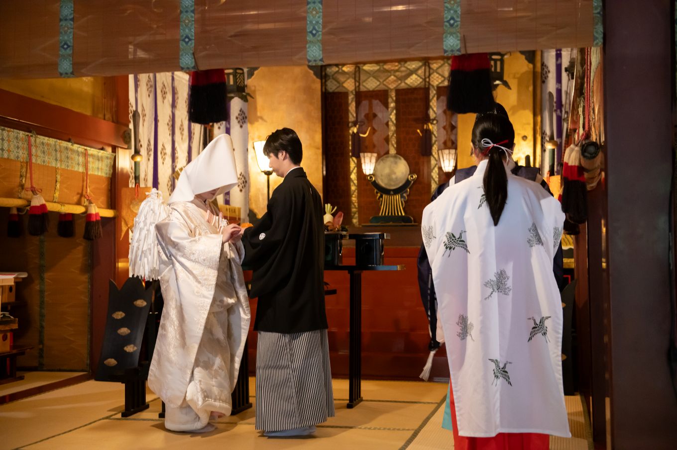 赤坂氷川神社にて指輪交換をされる新郎新婦様
