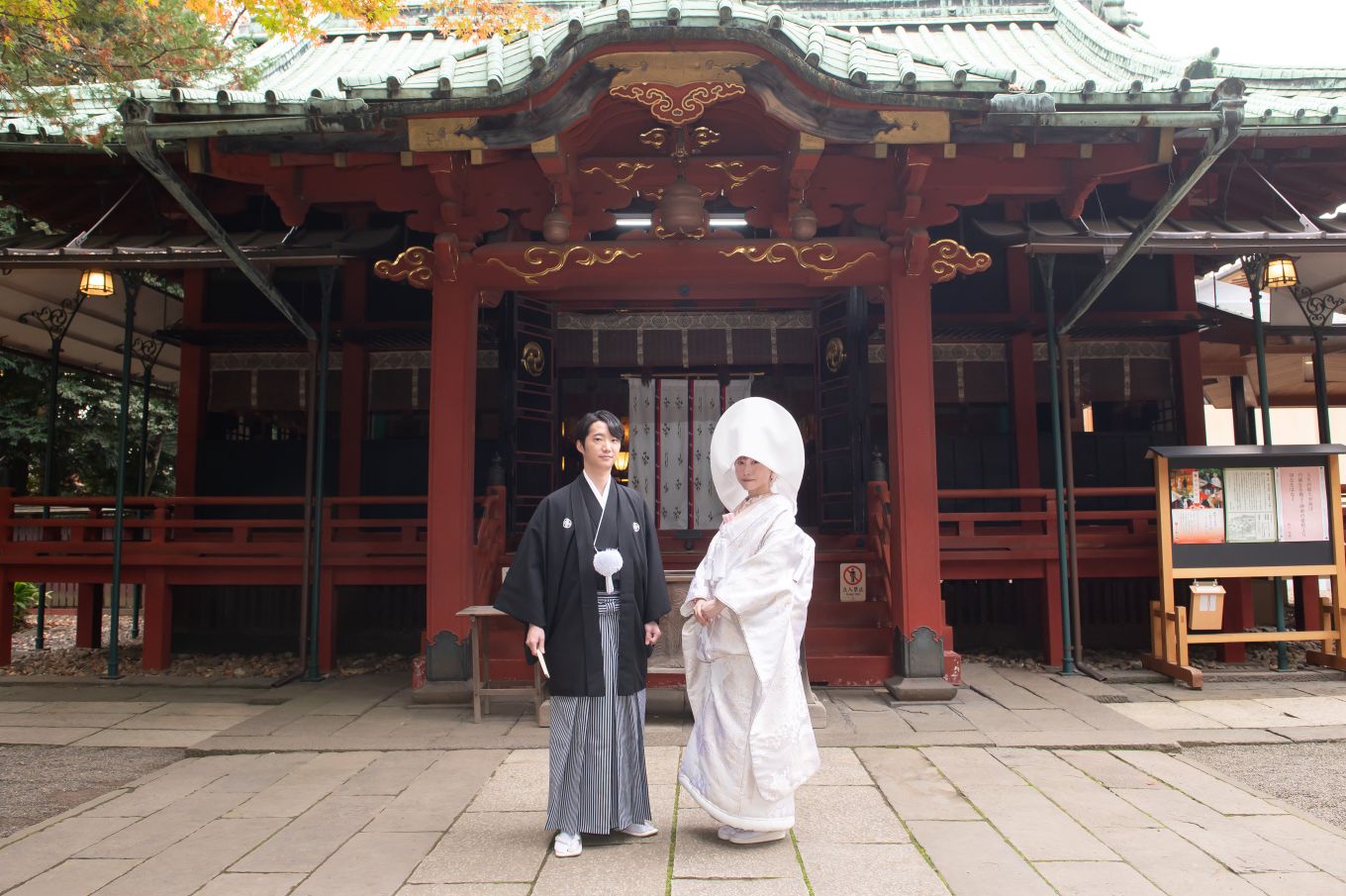 赤坂氷川神社にて式後本殿前記念撮影される新郎新婦様