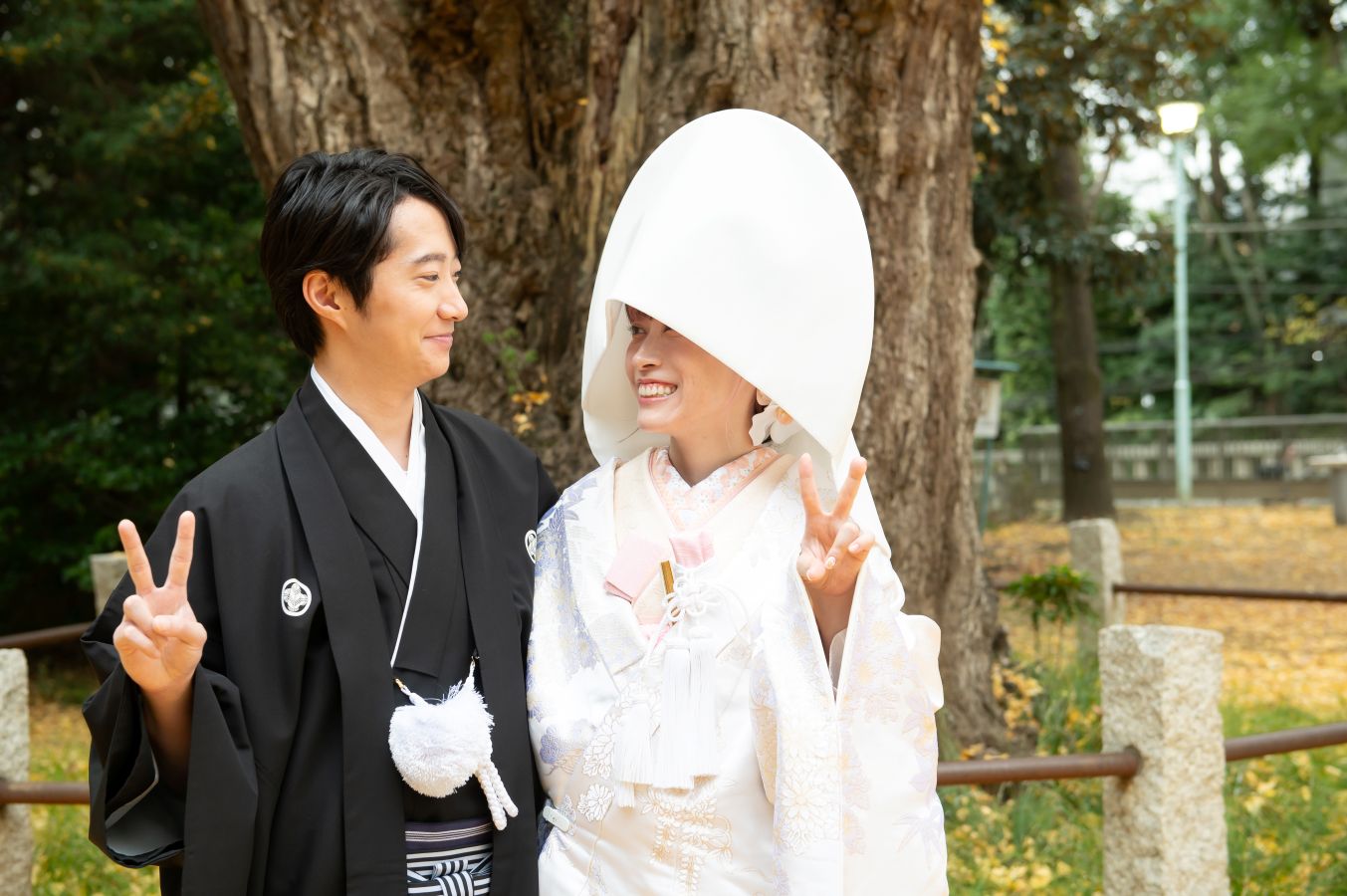ご結婚式前の撮影で微笑まれる新郎新婦様