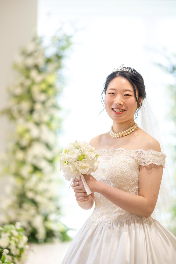松山スタジオで撮影された新郎新婦様のお写真　胸元のデザインも華やかでかわいいですね。