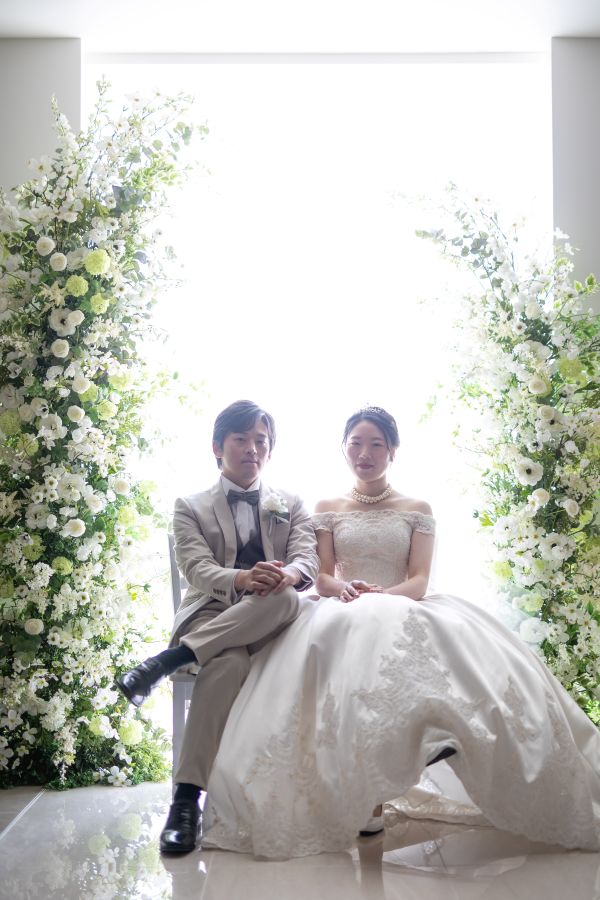 松山スタジオで撮影された新郎新婦様のお写真　少しクールな雰囲気も