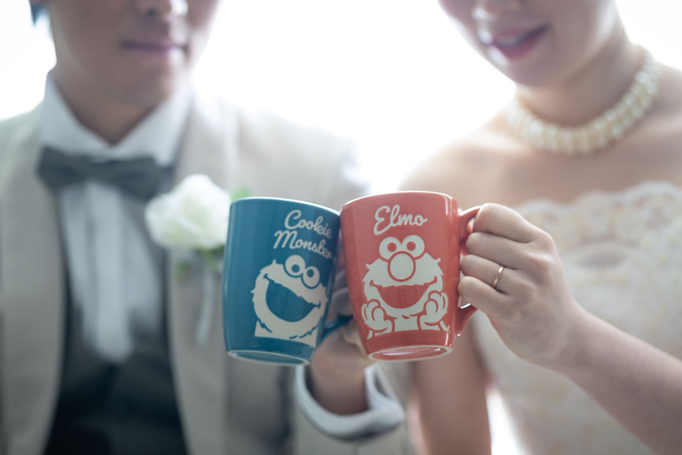 松山スタジオで撮影された新郎新婦様のお写真　思い出のマグカップもアップで写真に残します