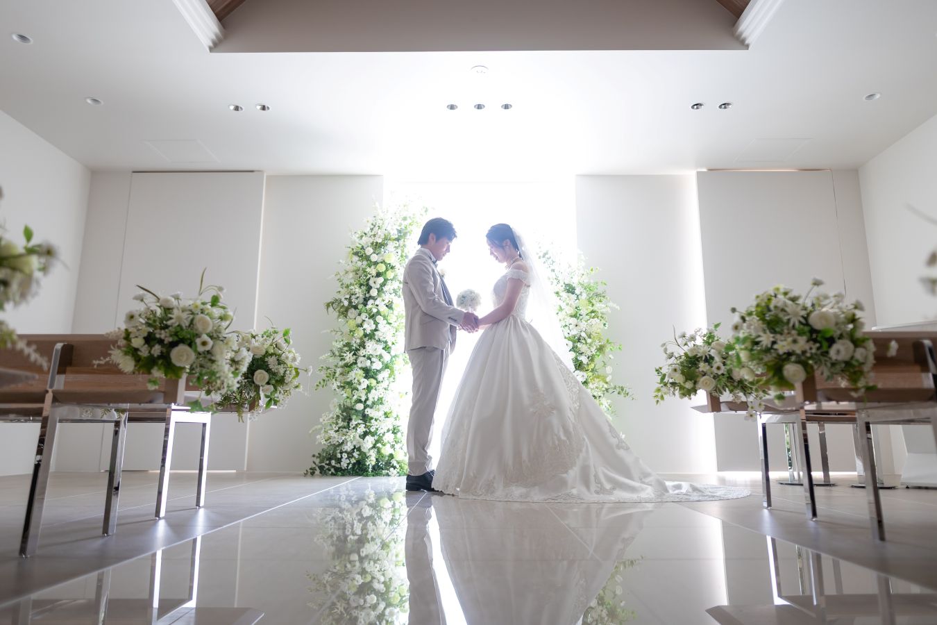 松山スタジオで撮影された新郎新婦様のお写真　光に包まれたお新郎新婦様
