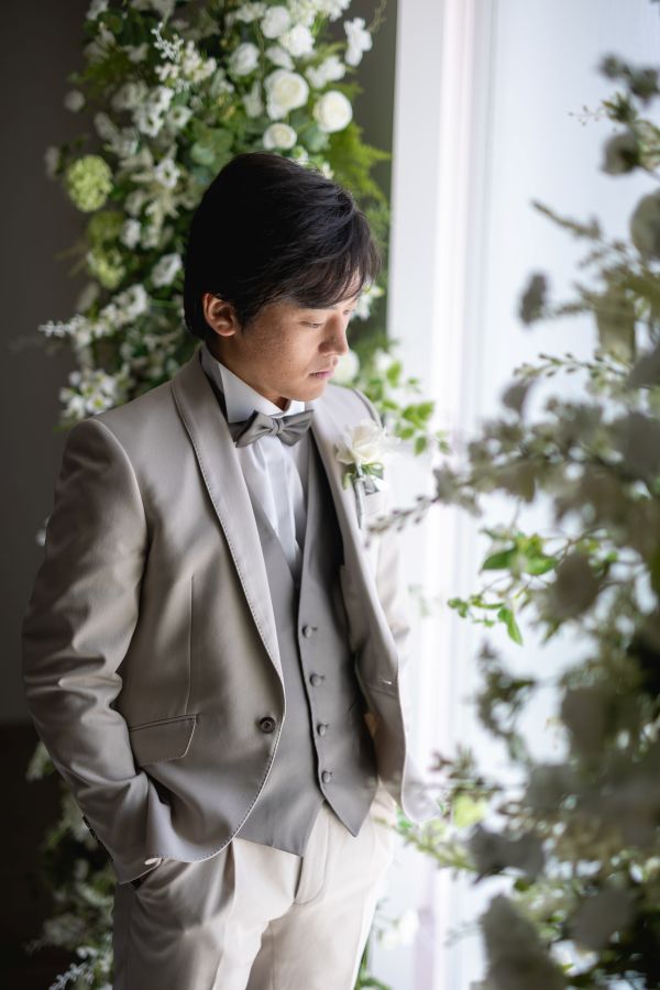 松山スタジオで撮影された新郎新婦様のお写真　新郎様のタキシード姿