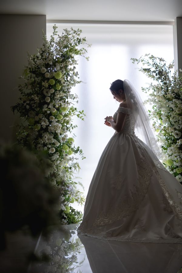 松山スタジオで撮影された新郎新婦様のお写真　新婦様のシルエット姿も美しいですね