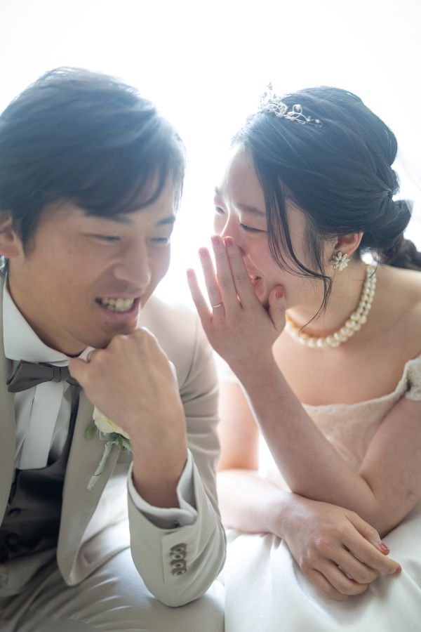 松山スタジオで撮影された新郎新婦様のお写真　こそこそ話をする新郎新婦様