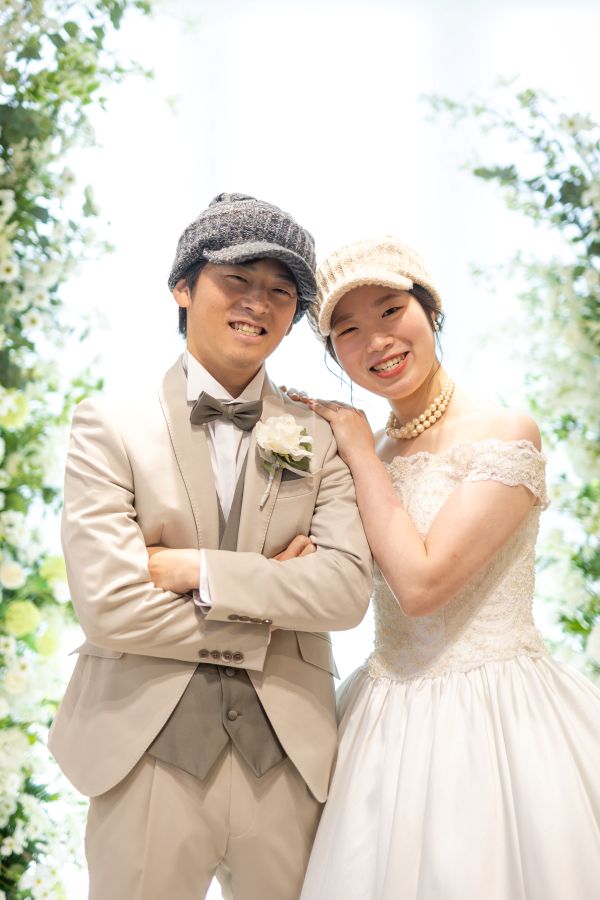 松山スタジオで撮影された新郎新婦様のお写真　寄り添いあう新郎新婦様
