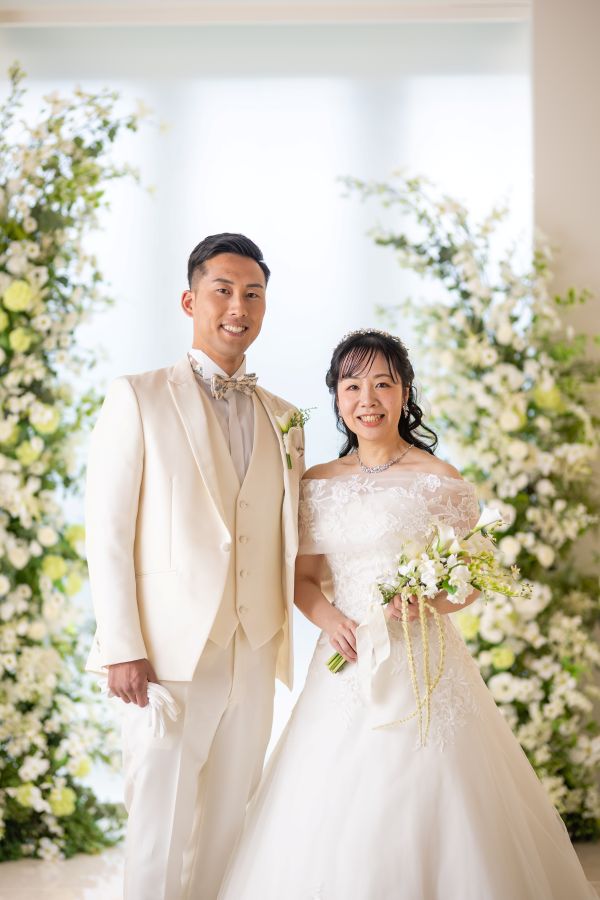 松山スタジオで撮影された新郎新婦様のお写真　ウェディングドレスタキシードにお着替えをされた新郎新婦様