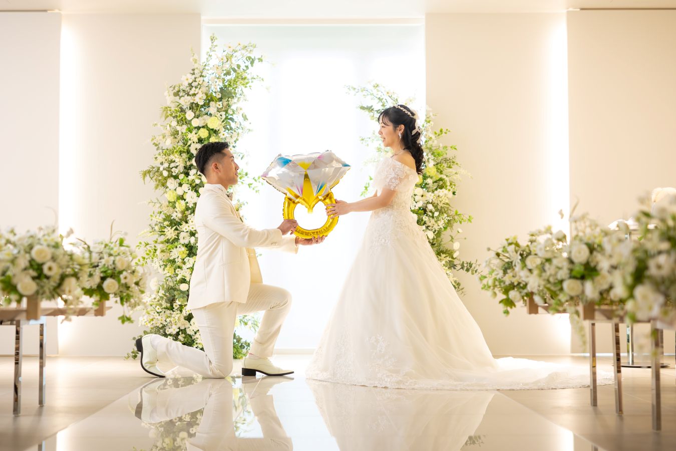 松山スタジオで撮影された新郎新婦様のお写真　大きなバルーンリングでプロポーズ！