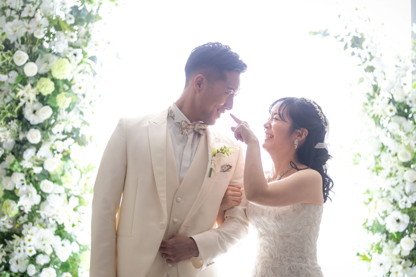 松山スタジオで撮影された新郎新婦様のお写真　お二人が作る空気感がキラキラと輝きます