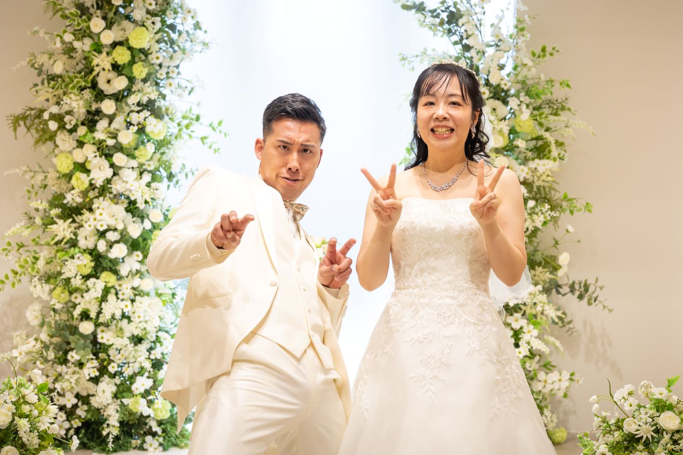 松山スタジオで撮影された新郎新婦様のお写真　新郎様のコミカルな表情がとっても印象的