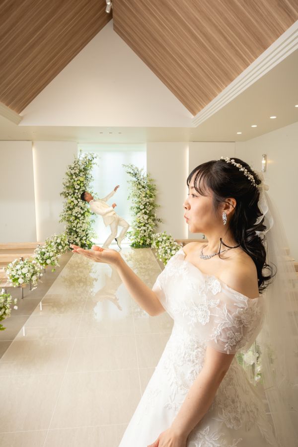 松山スタジオで撮影された新郎新婦様のお写真　新郎様を飛ばす新婦様