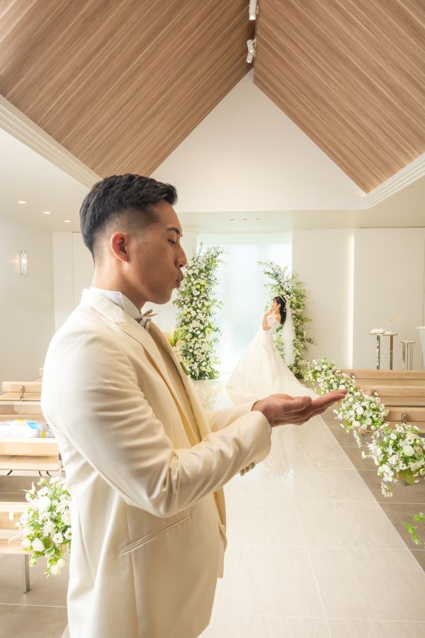 松山スタジオで撮影された新郎新婦様のお写真　新婦様を飛ばそうとする新婦様