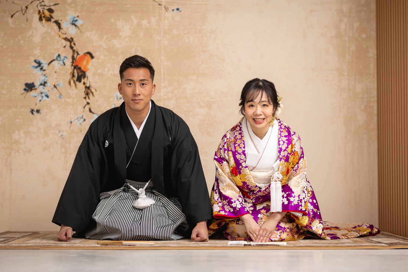 松山スタジオで撮影された新郎新婦様のお写真　まずはかっちり正座ショット　紋付袴色打掛お二人ともよくお似合いです