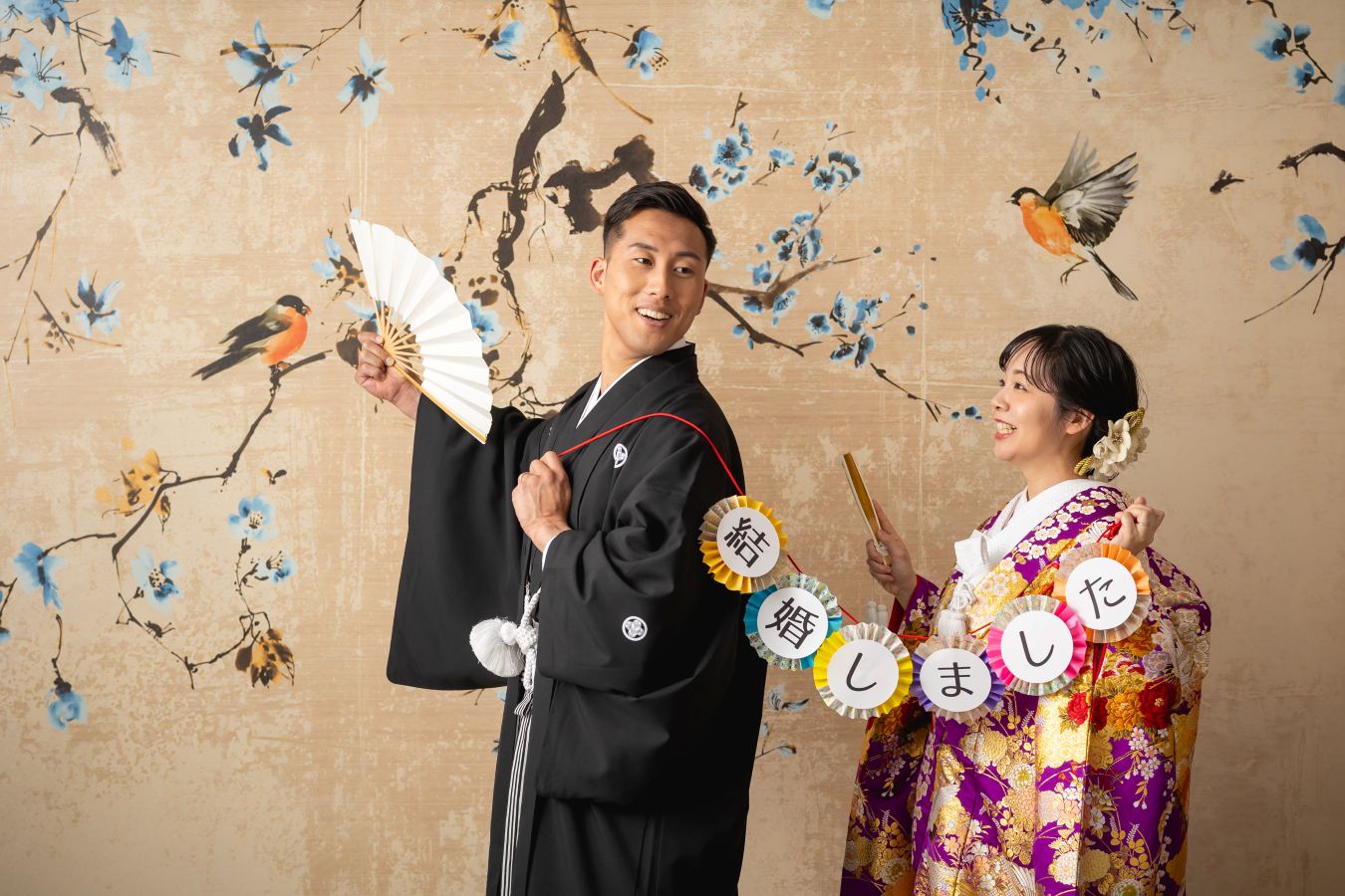 松山スタジオで撮影された新郎新婦様のお写真　新郎様が新婦様をエスコート