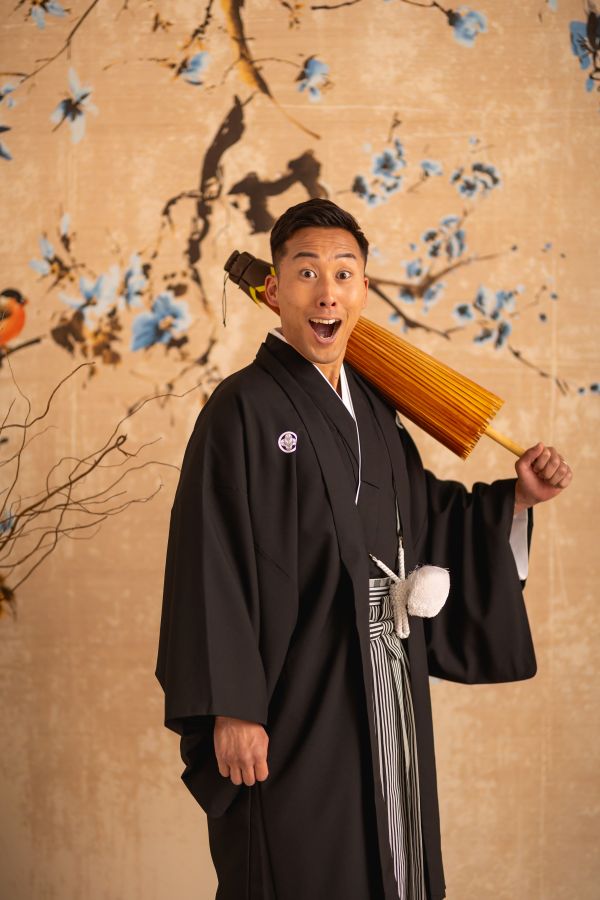 松山スタジオで撮影された新郎新婦様のお写真　こんなお茶目な新郎様も
