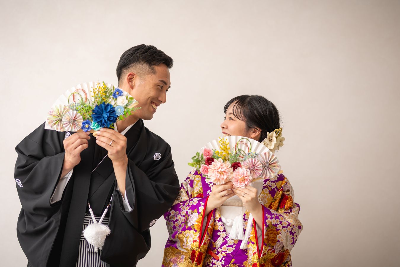 松山スタジオで撮影された新郎新婦様のお写真　見つめあうと自然と笑顔になる新郎新婦様