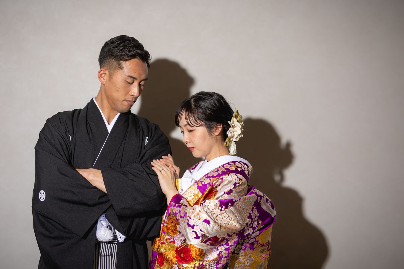 松山スタジオで撮影された新郎新婦様のお写真　光を使ってかっこよく